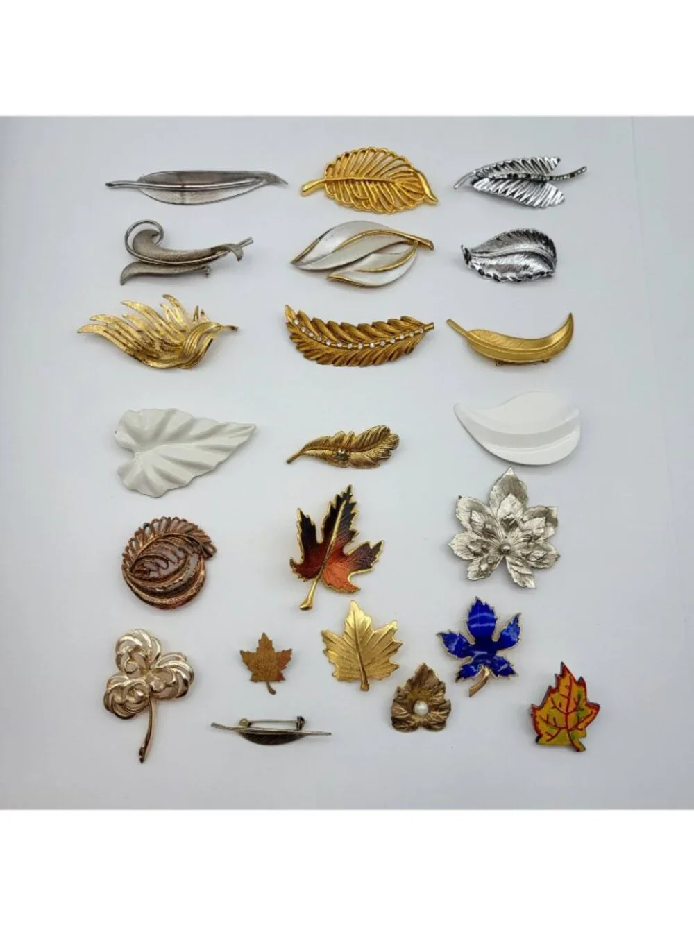 Fab Vintage Brooch pin lot leaf feather leaves some signed 22 piece Boho